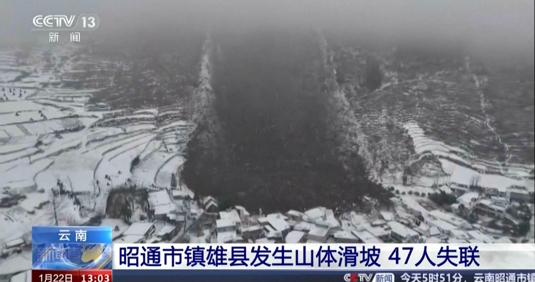 Esta imagen, tomada de un video emitido por la televisora china CCTV, muestra una vista aérea del deslave registrado en Liangshui, en la provincia suroccidental china de Yunnan, el 22 de enero de 2024. Foto: CCTV vía AP