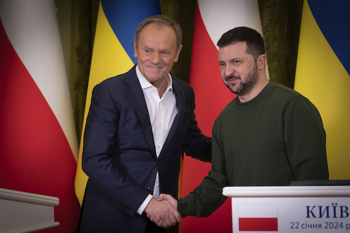 El Primer Ministro de Polonia, Donald Tusk (izquierda), y el Presidente de Ucrania, Volodímir Zelenski, estrechan las manos durante una reunión en Kiev, el lunes 22 de enero de 2024.