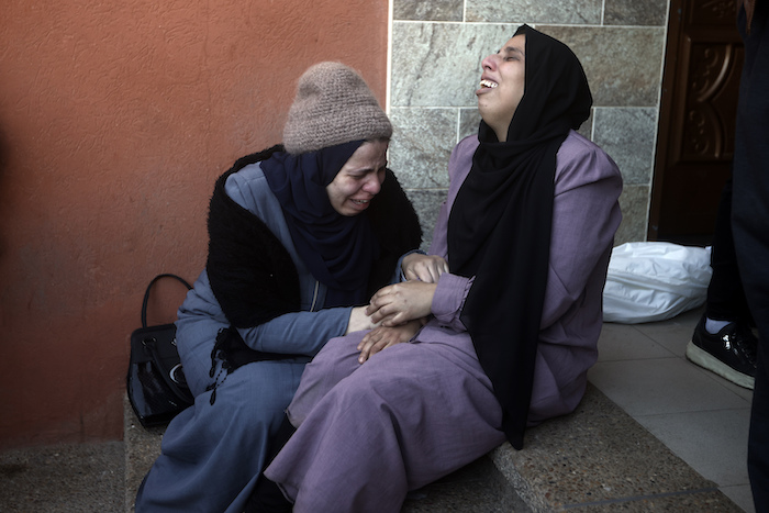 Dos mujeres palestinas lloran a sus familiares fallecidos en un bombardeo israelí sobre la Franja de Gaza, en el exterior de una morgue en Jan Yunis, el 4 de enero de 2024.