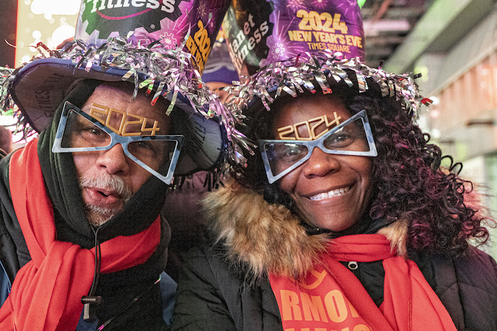 Dos personas posan para una foto mientras esperan para recibir el Año Nuevo en Times Square, en Nueva York, el 31 de diciembre de 2023.