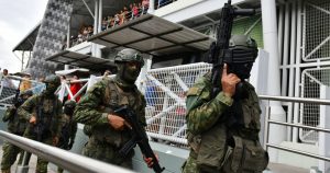 Militares patrullan a las afueras de un mercado abierto, en Portoviejo, Ecuador, el jueves 11 de enero de 2024. El presidente Daniel Noboa decretó el lunes un estado de excepción nacional que suspende derechos ciudadanos y permite movilizar al Ejército en tareas de seguridad, ante la última secuencia de ataques violentos en el país.