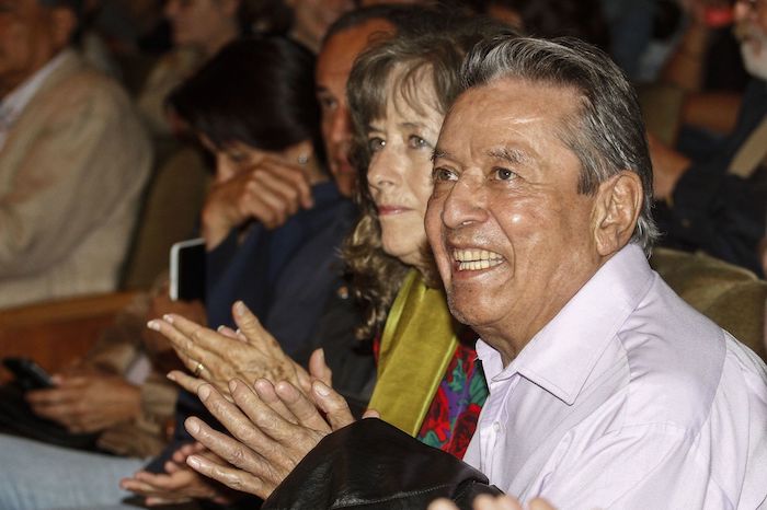 En la foto, el escritor José Agustín recibió un pequeño homenaje en el Palacio de Bellas Artes en 2016, con la mesa redonda "José Agustín: 50 años De perfil", en la que participaron Enrique Serna, Rosa Beltrán y Juan Villoro.