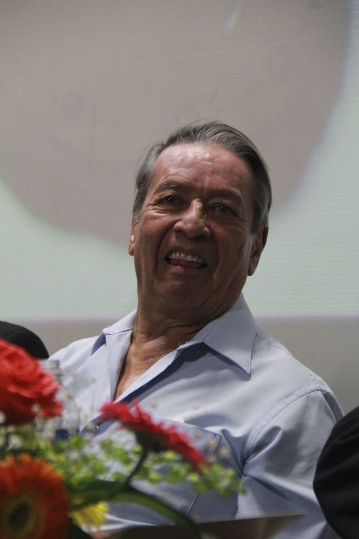 En la foto, José Agustín, perteneciente a la llamada Literatura de la Onda, fue homenajeado en el Cine Morelos en 2015, donde también se realizó la presentación del libro "Manos llenas de sol" de José Antonio Aspe.