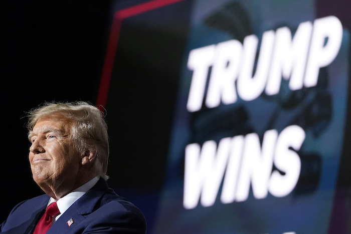 El precandidato presidencial republicano, el expresidente Donald Trump, habla durante una fiesta tras los caucus republicanos, en Des Moines, Iowa, el lunes 15 de enero de 2024.