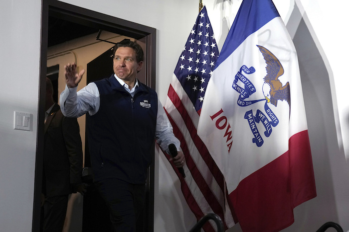 El Gobernador de Florida Ron DeSantis, precandidato republicano a la Presidencia, llega a un evento el 27 de julio de 2023, en Chariton, Iowa.