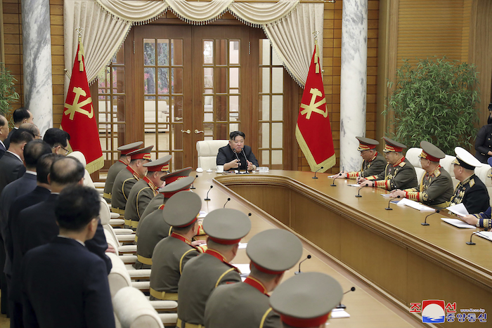 En esta imagen distribuida por el Gobierno de Corea del Norte, el líder norcoreano, Kim Jong Un (arriba, centro), se reúne con comandantes del ejército en Pyongyang, Corea del Norte, el 31 de diciembre de 2023.