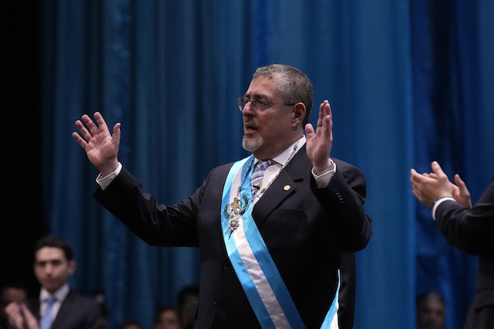 El nuevo Presidente de Guatemala, Bernardo Arévalo, se dirige a los asistentes tras recibir la banda presidencial en su ceremonia de juramento en Ciudad de Guatemala, en los primeros minutos del lunes 15 de enero de 2024.