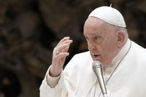 El Papa Francisco imparte la bendición durante su audiencia general semanal en el aula Pablo VI del Vaticano, miércoles 24 de enero de 2024.