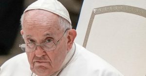 El Papa Francisco asiste a su audiencia general en la sala Pablo VI del Vaticano, el miércoles 23 de agosto de 2023.