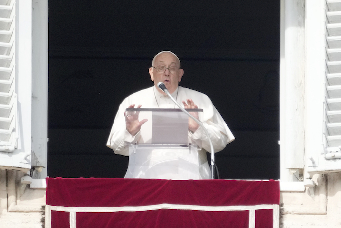 El Papa Francisco pronuncia la oración del Ángelus desde la ventana de su estudio que da hacia la Plaza de San Pedro, el domingo 14 de enero de 2024, en el Vaticano.