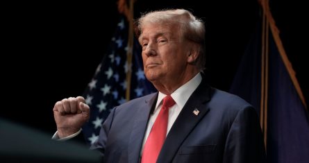 El precandidato presidencial republicano y expresidente Donald Trump cierra un puño durante un evento de campaña el domingo 21 de enero de 2024, en Rochester, Nueva Hampshire.