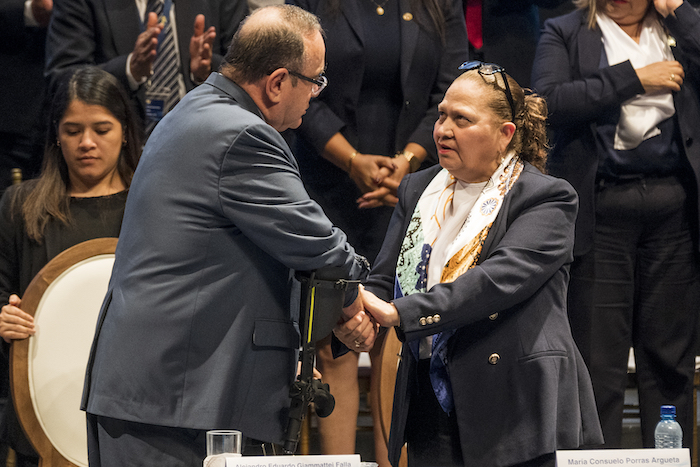 El Presidente de Guatemala Alejandro Giammattei saluda a la Fiscal General, Consuelo Porras, tras la entrega de su informe anual en Ciudad de Guatemala, el 17 de mayo de 2023. 