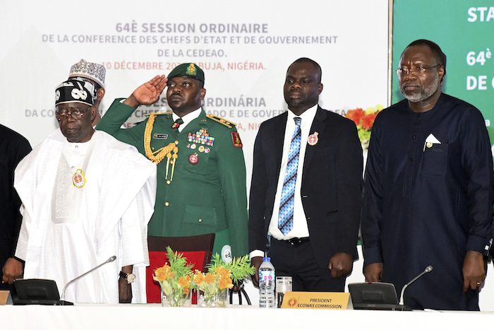 El Presidente de Nigeria, Bola Ahmed Tinubu, a la derecha, asiste a una reunión de la Comunidad Económica de Estados de África Occidental (CEDEAO), en Abuya, Nigeria, el domingo 10 de diciembre de 2023.