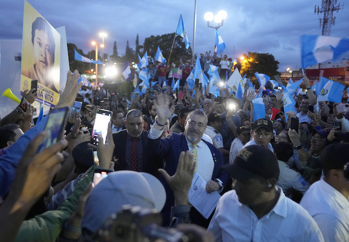 El entonces Presidente electo de Guatemala Bernardo Arévalo saluda a la multitud a su llegada a una movilización indígena que exige la renuncia de la Fiscal General, Consuelo Porras, en el entorno de la Corte Suprema en Ciudad de Guatemala, el 18 de septiembre de 2023.