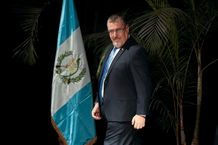 El Presidente electo de Guatemala, Bernardo Arévalo, llega a una conferencia de prensa con su Gabinete Ministerial en el Centro Cultural Miguel Ángel Asturias, el lunes 8 de enero de 2024, en la Ciudad de Guatemala.