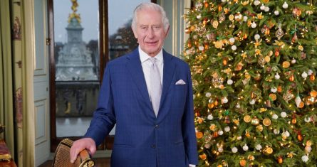 El rey Carlos III de Inglaterra posa para una foto durante la grabación de su mensaje navideño en Londres, el sábado 7 de diciembre de 2023.