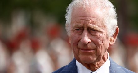 El rey Carlos III de Gran Bretaña asiste a una ceremonia en el Arco de Triunfo en París, el miércoles 20 de septiembre de 2023. El rey Carlos III fue dado de alta de un hospital privado de Londres el 29 de enero de 2024 tras someterse a un "procedimiento correctivo" por una hipetrofia benigna de próstata.