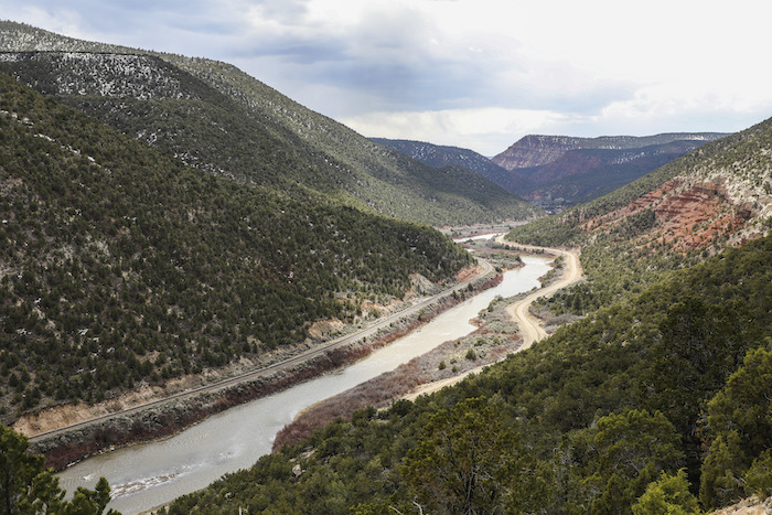 El río Colorado avanza a través de montañas cubiertas por una ligera capa de nieve el 12 de abril de 2023, cerca de Burns, Colorado.