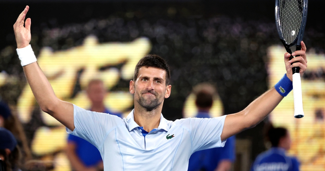 El serbio Novak Djokovic festeja su victoria sobre el francés Adrian Mannarino en la cuarta ronda del Abierto de Australia, el domingo 21 de enero de 2024.