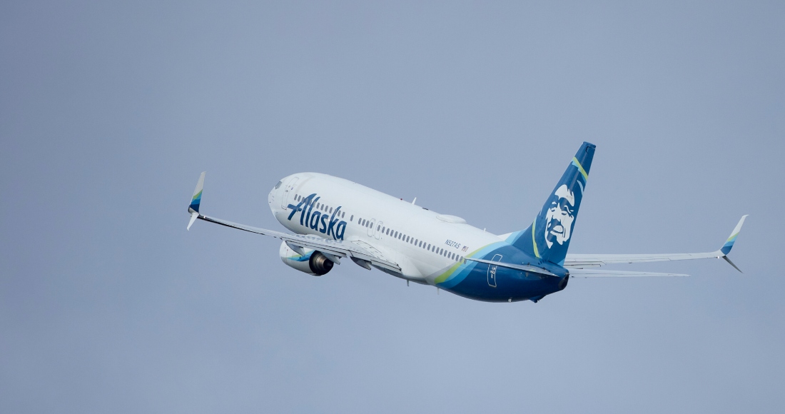 El vuelo 794 de Alaska Airlines, un avión Boeing 737-800, despega del aeropuerto internacional de Portland en Portland, Oregon, el sábado 6 de enero de 2024.