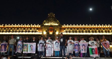 Familiares de los 43 estudiantes desaparecidos de Ayotzinapa con carteles con las imágenes y nombres de sus parientes, en el noveno aniversario de su desaparición, frente al Palacio Nacional en Ciudad de México, el 26 de septiembre de 2023.