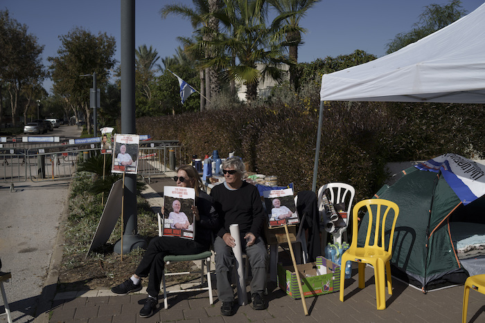 Familiares y amigos de los rehenes retenidos en Gaza, sentados en un campamento en el exterior de la residencia privada del Primer Ministro israelí, Benjamin Netanyahu, en Caesarea, Israel, el 20 de enero de 2024, en apoyo del padre de un cautivo que inició una huelga de hambre.