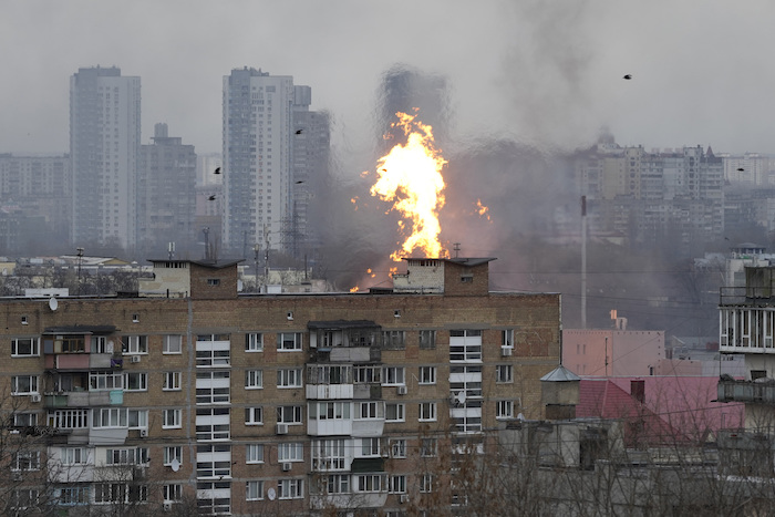 Fuego y humo se alzan en un área residencial tras un ataque ruso, el martes 2 de enero de 2024, en Kiev, Ucrania.