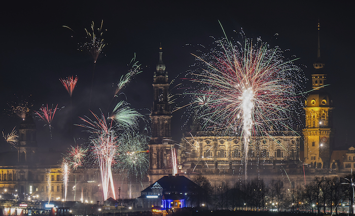 Fuegos artificiales explotan a orillas del río Elba el domingo 31 de diciembre de 2023, en Dresde, Alemania.