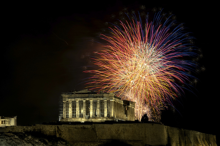 Fuegos artificiales explotan sobre el Partenón, en la Acrópolis, durante la celebración del año nuevo, en Atenas, Grecia, el 1 de enero de 2024.