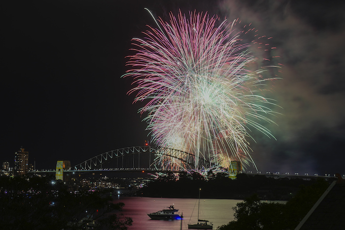 Fuegos artificiales explotan sobre el puente de la bahía de Sydney al inicio de las celebraciones por el Año Nuevo, el 31 de diciembre 2023, en Sydney, Australia.