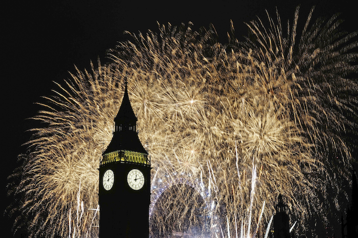 Fuegos artificiales iluminan el cielo sobre el Big Ben por los festejos del Año Nuevo, el lunes 1 de enero de 2024, en Londres.