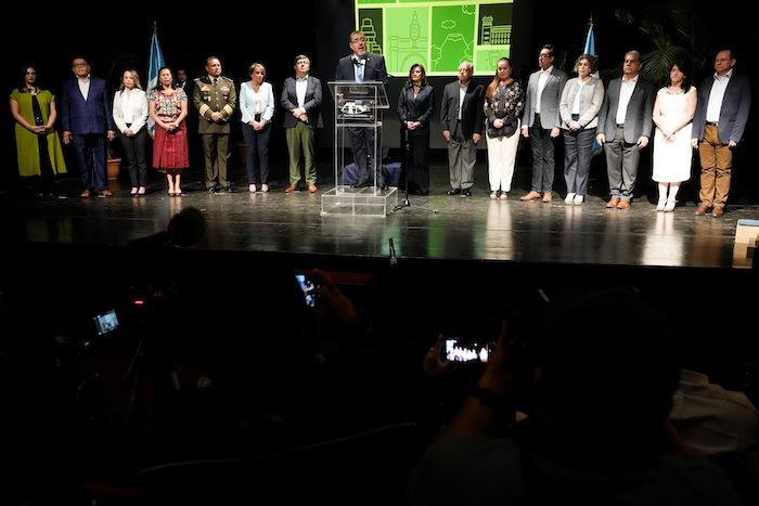 El Presidente electo de Guatemala, Bernardo Arévalo, da una conferencia de prensa con su Gabinete Ministerial en el Centro Cultural Miguel Ángel Asturias, el lunes 8 de enero de 2024, en la Ciudad de Guatemala.