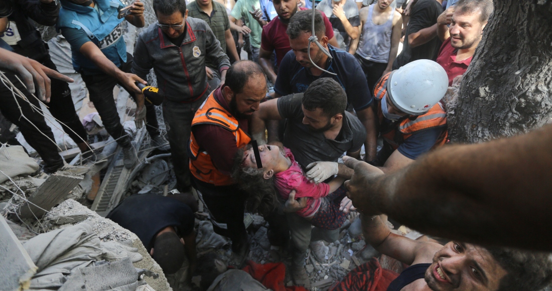 Palestinos rescatan a un niño de entre los escombros tras los ataques aéreos israelíes en Ciudad de Gaza, Franja de Gaza, el miércoles 18 de octubre de 2023. Foto: Abed Khaled, AP