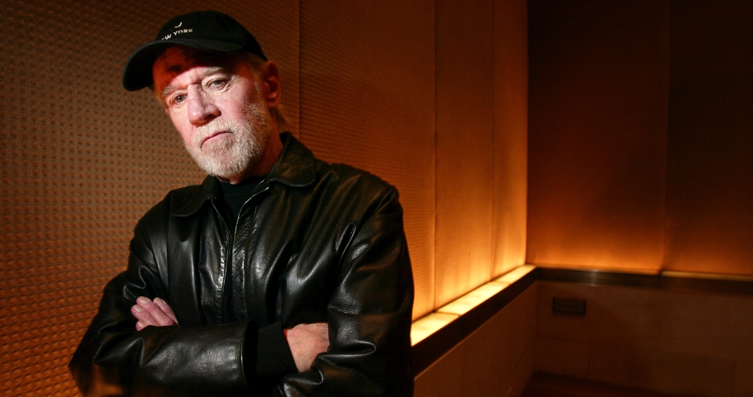 El actor y comediante George Carlin posa en un hotel de Nueva York el 19 de marzo de 2004. Foto: Gregory Bull, AP