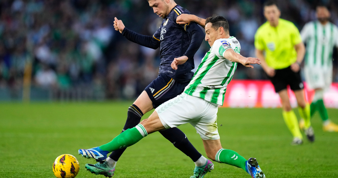 Federico Valverde (izquierda) del Real Madrid y Andrés Guardado del Real Betis pugnan por el balón en un partido de la Liga de España, el 9 de diciembre de 2023, en Sevilla.