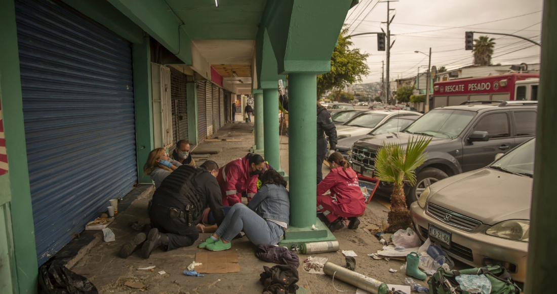 Civiles y paramédicos intentan reanimar a un hombre que presenta sobredosis. Imagen ilustrativa. Foto: Omar Martínez Noyola, Cuartoscuro.