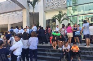 El Secretario de Turismo municipal, David Abarca, informó que el hotel evacuó a todos sus huéspedes y a los visitantes que estaban llegando a registrarse por protocolo.