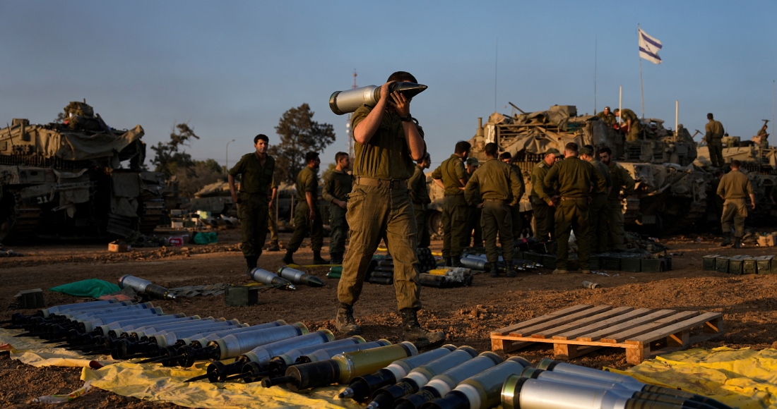 Soldados israelíes cargan proyectiles en una zona del sur de Israel próxima a Gaza, el 31 de diciembre de 2023. Foto: Ohad Zwigenberg, AP