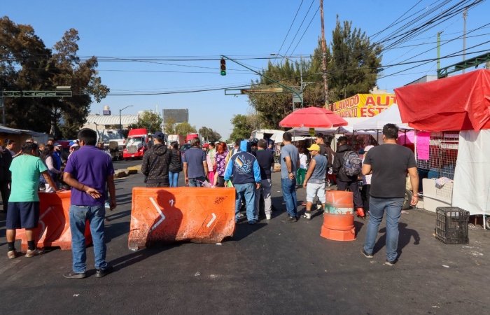 Comerciantes de la romería que se instala en Rojo Gómez y avenida Sur 16 protestaron para exigir la liberación de sus compañeros, que fueron detenidos el día de ayer como presuntos responsables en la balacera. Foto: Rogelio Morales