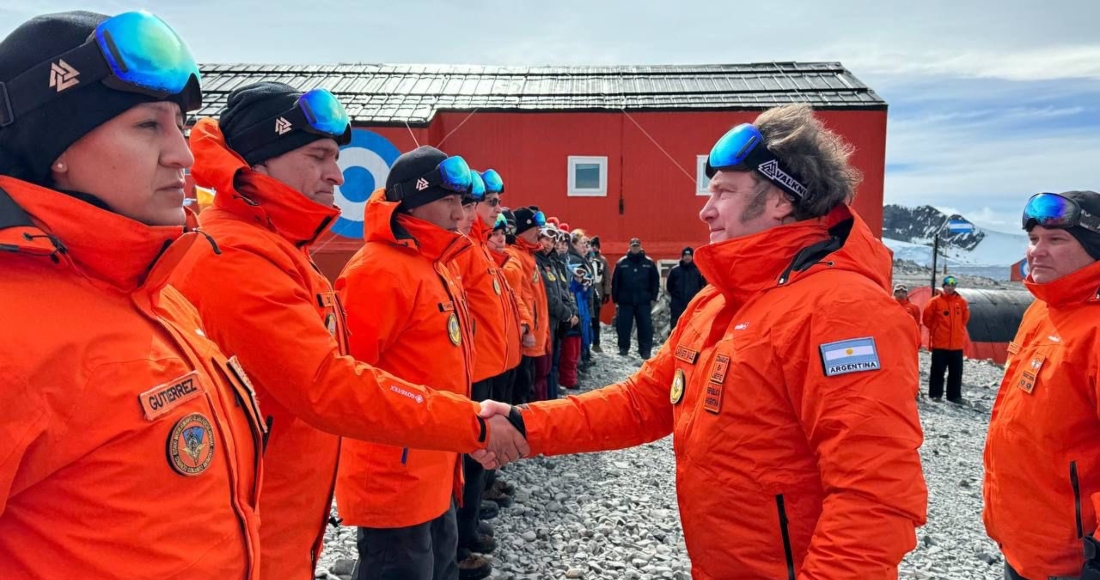 El Presidente argentino Javier Milei llegó el sábado a la Antártida con el objetivo de visitar dos bases científicas y militares, y dar inicio a un programa de control de la contaminación de plásticos del Organismo Internacional de Energía Atómica (OIEA) en el continente blanco.