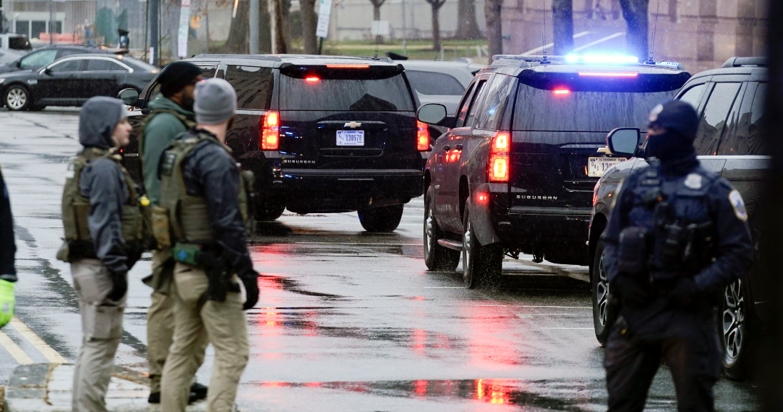 La caravana que trajo al expresidente Donald Trump llega al tribunal E. Barrett Prettyman en Washington el 9 de enero de 2024.