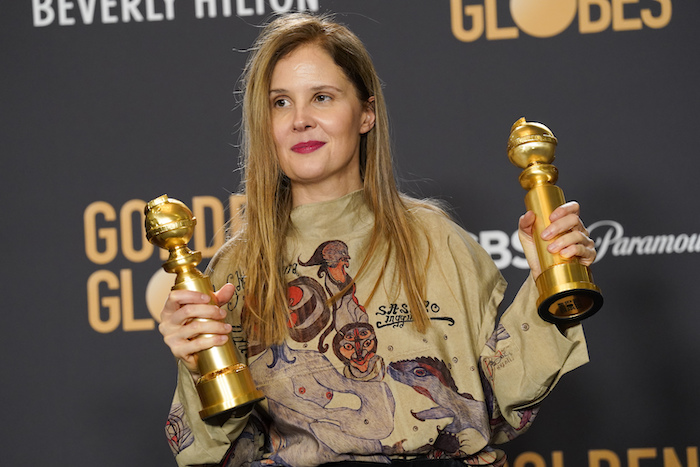 Justine Triet posa con los premios a Mejor Guion y Mejor Película en Lengua Extranjera por “Anatomie d’une chute” en la sala de prensa de la 81a edición de los Globos de Oro el domingo 7 de enero de 2024, en el Hotel Beverly Hilton en Beverly Hills, California.