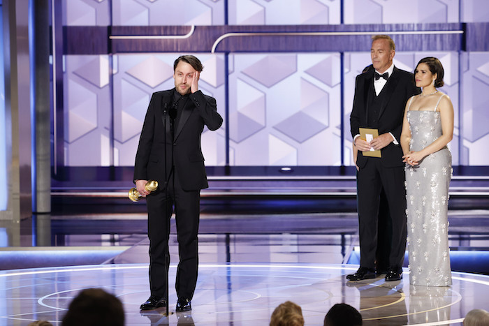 En esta imagen proporcionada por CBS, Kieran Culkin recibe el premio a Mejor Actor de una serie de drama por "Succession" en la 81a edición de los Globos de Oro el domingo 7 de enero de 2024, en el Hotel Beverly Hilton en Beverly Hills, California.