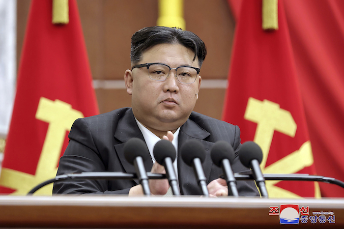 En esta imagen de archivo distribuida por el Gobierno de Corea del Norte, el líder del país, Kim Jong Un, ofrece un discurso durante una reunión plenaria del gobernante Partido de los Trabajadores, celebrada entre el 26 y el 30 de diciembre de 2023, en Pyongyang, Corea del Norte.