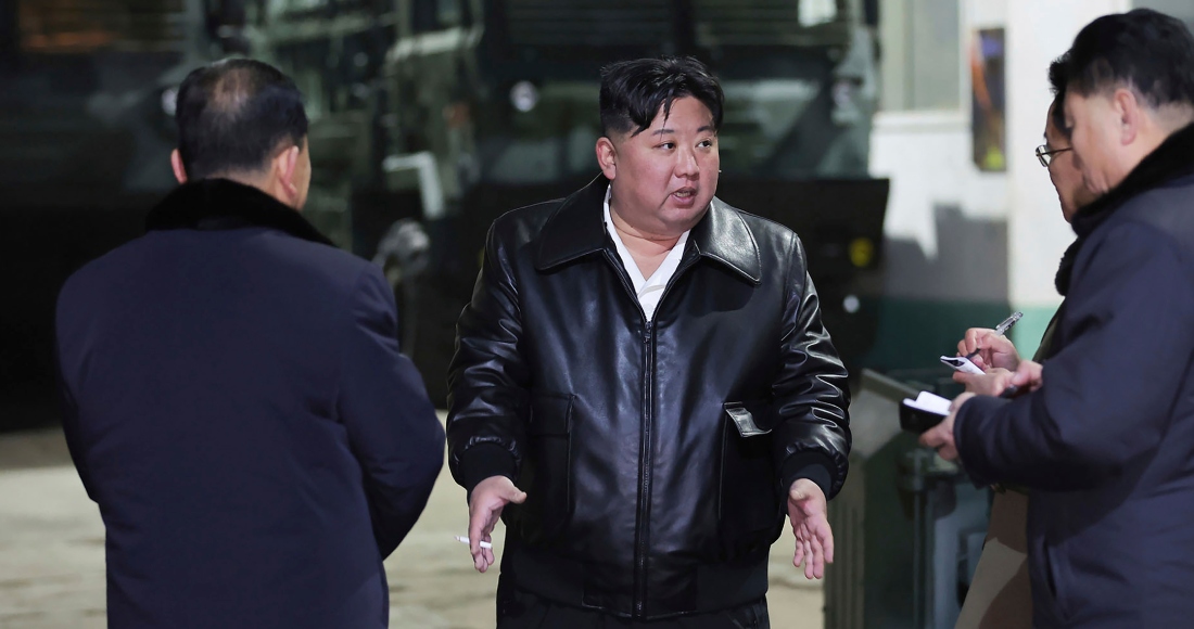 En esta imagen proporcionada por el Gobierno norcoreano, el líder de Corea del Norte, Kim Jong Un, en el centro, inspecciona una fábrica de municiones durante una visita a varias instalaciones en el país el 8 y el 9 de enero de 2024. Los periodistas independientes no recibieron acceso a cubrir el evento mostrado en esta imagen, distribuida por el Gobierno norcoreano. Se distribuye como se recibió y no puede verificarse de forma independiente. La marca de agua es de la Agencia Central de Noticias de Corea.