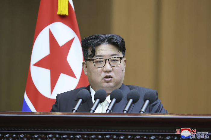 En esta imagen distribuida por el Gobierno de Corea del Norte, el líder del país, Kim Jong Un, interviene en una reunión de la Asamblea Suprema del Pueblo, en Pyongyang, Corea del Norte, el 15 de enero de 2024.