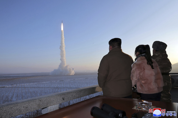 En esta fotografía sin fecha proporcionada el lunes 18 de diciembre de 2023 por el Gobierno norcoreano, el gobernante de ese país, Kim Jong Un, su hija y un funcionario observan lo que dice es un misil balístico intercontinental lanzado desde un lugar no revelado en Corea del Norte. No se permitió el acceso de periodistas independientes al evento.