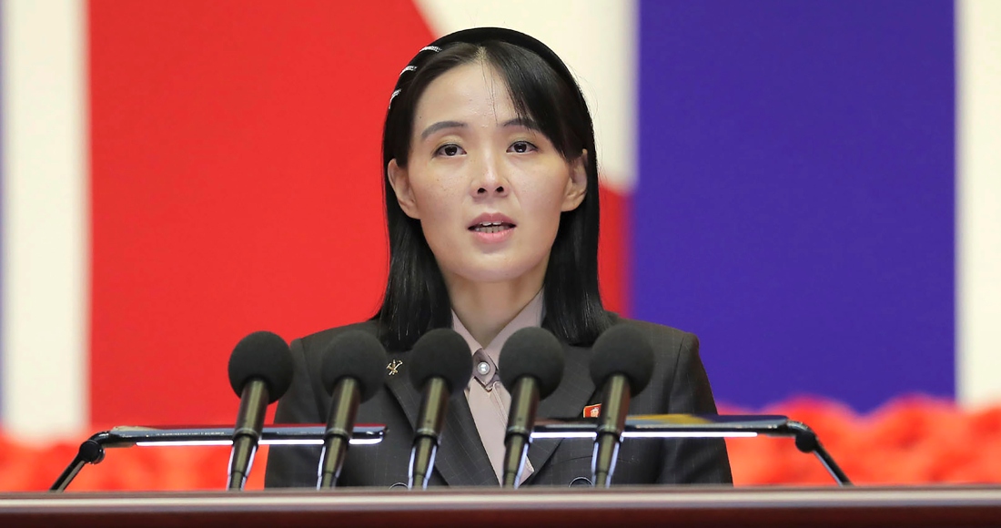 Esta imagen proporcionada por el Gobierno norcoreano, Kim Yo Jong, hermana del líder norcoreano Kim Jong Un, ofrece un discurso durante una reunión nacional sobre el coronavirus, en Pyongyang, Corea del Norte, el 10 de agosto de 2022.