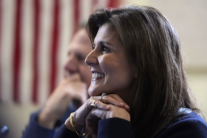 La aspirante a la candidatura presidencial republicana Nikki Haley escucha a los estudiantes durante un acto de campaña en la escuela Polaris, 19 de enero de 2024, en Manchester, Nueva Hampshire.