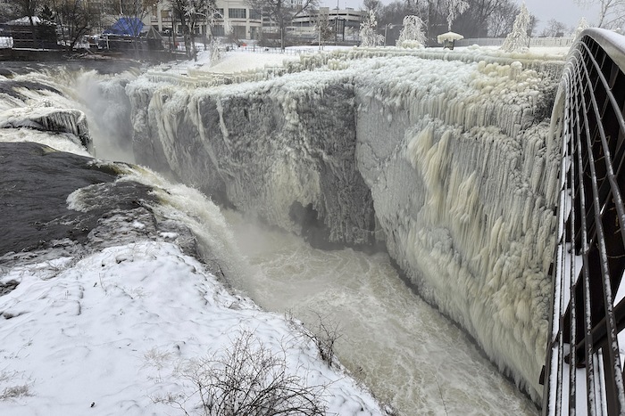 La bruma de Great Falls crea un paraíso helado en las cataratas de Paterson, Nueva Jersey, el 18 de enero de 2024.